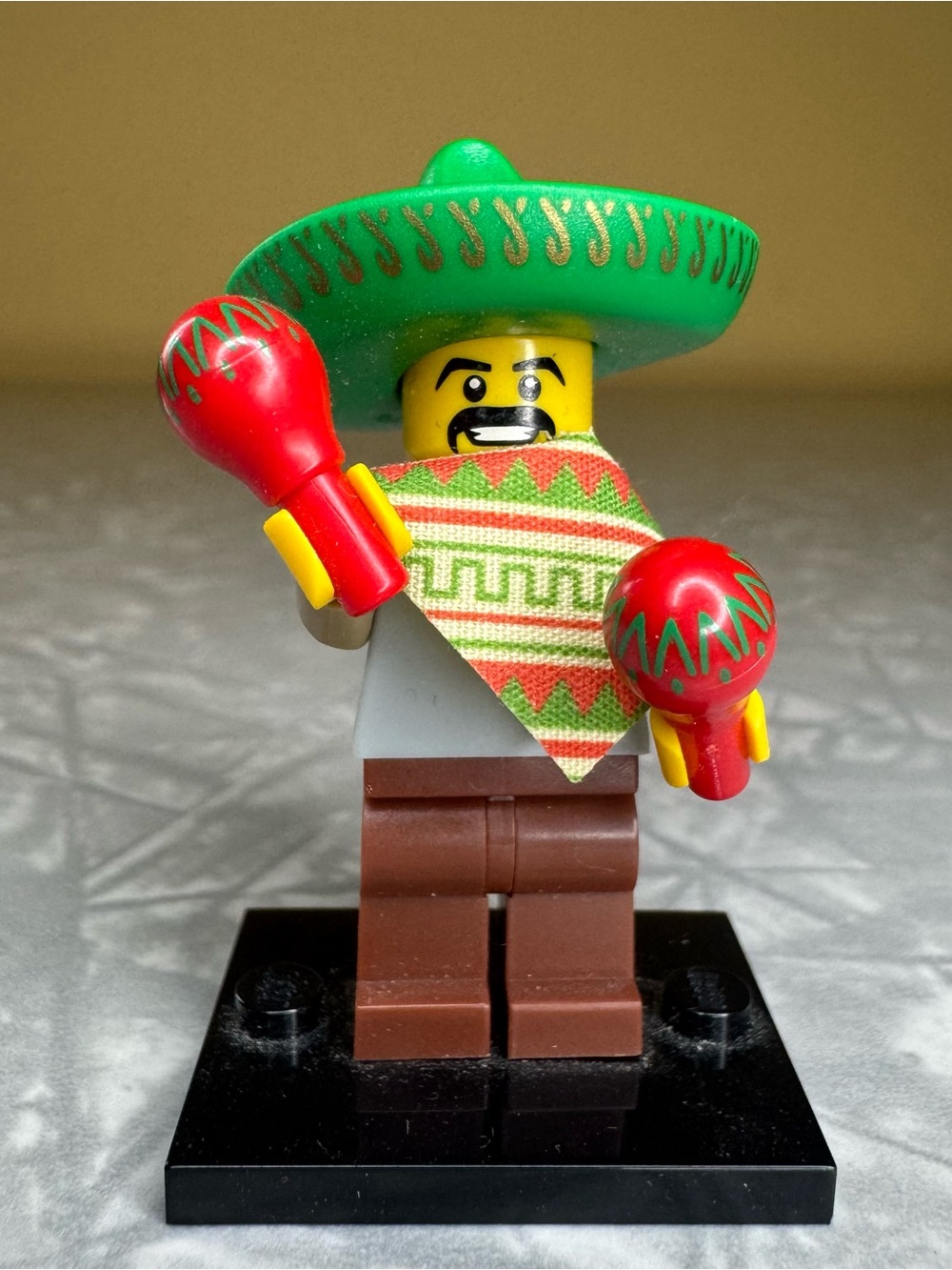LEGO (8684) CMF Series 2 Mariachi / Maraca Man Minifigure with Sombrero